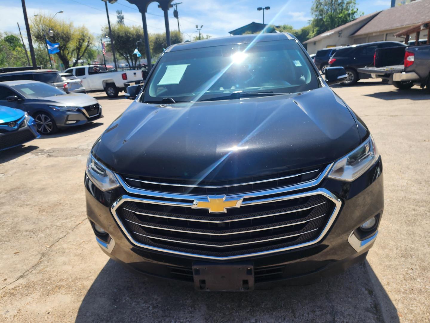 2018 Chevrolet Traverse LT Cloth FWD (1GNERGKWXJJ) with an 3.6L V6 DOHC 24V engine, 9A transmission, located at 945 E. Jefferson Blvd, Dallas, TX, 75203, (214) 943-7777, 32.752514, -96.811630 - Photo#1